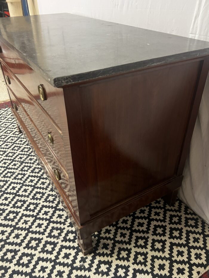 Commode Empire, époque début du XIXe siècle en bois de placage acajou