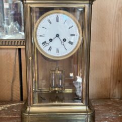 Pendule cage en laiton doré et massif, mouvement signé Marti, fin XIXe siècle