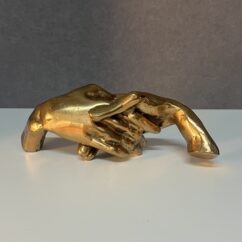 Poignée de main en bronze doré, signé de Yves Lohé, longueur 20.5 cm