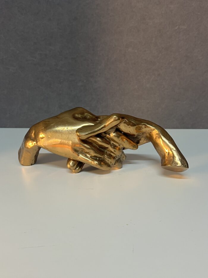 Poignée de main en bronze doré, signé de Yves Lohé, longueur 20.5 cm