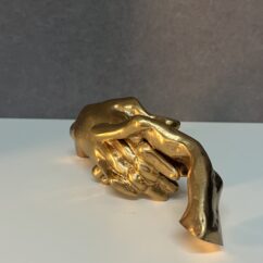 Poignée de main en bronze doré, signé de Yves Lohé, longueur 20.5 cm