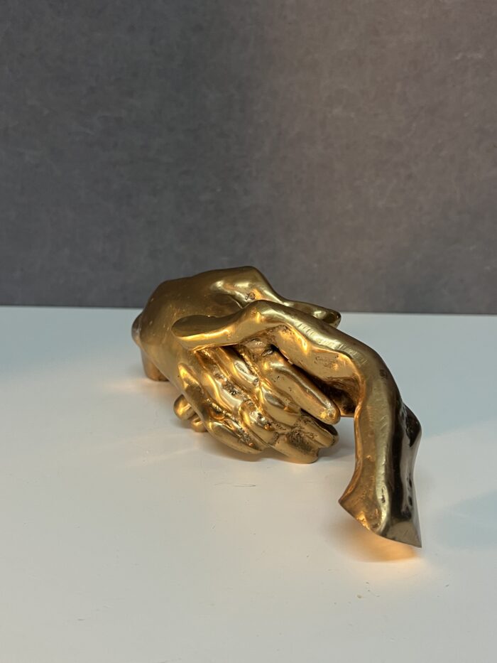 Poignée de main en bronze doré, signé de Yves Lohé, longueur 20.5 cm