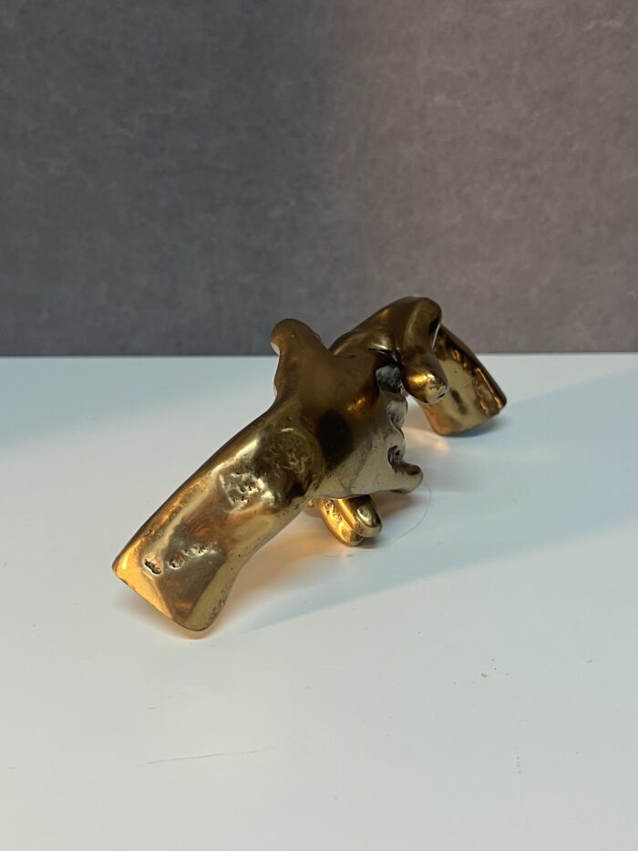 Poignée de main en bronze doré, signé de Yves Lohé, longueur 20.5 cm