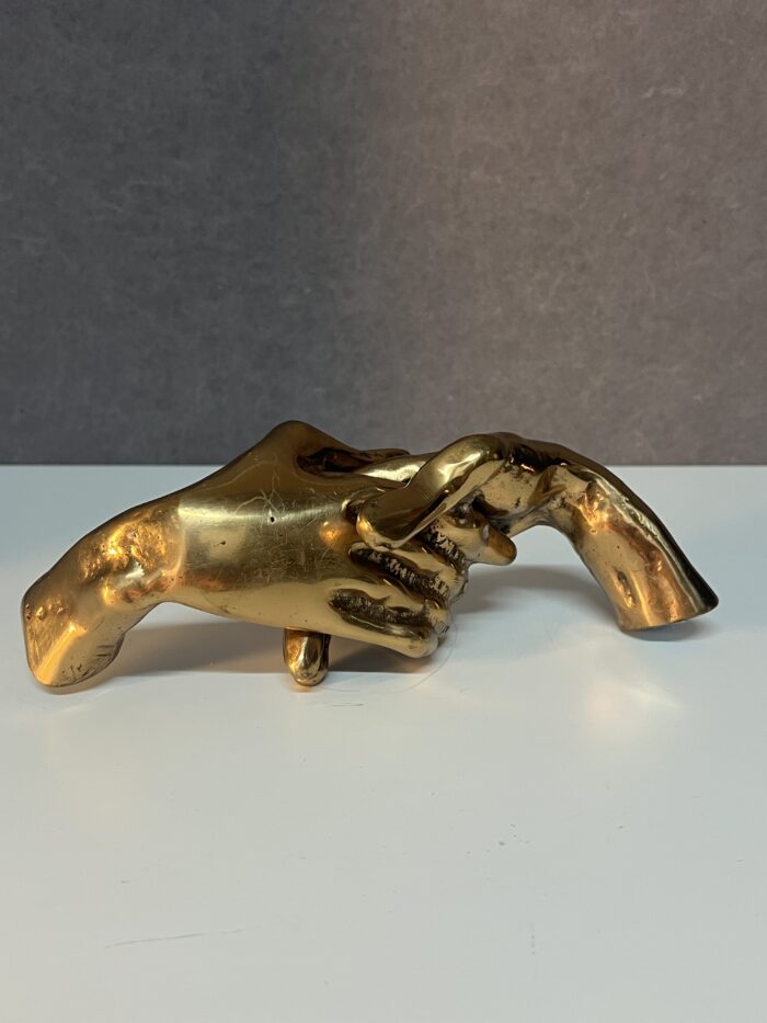 Poignée de main en bronze doré, signé de Yves Lohé, longueur 20.5 cm