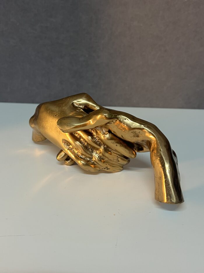 Poignée de main en bronze doré, signé de Yves Lohé, longueur 20.5 cm
