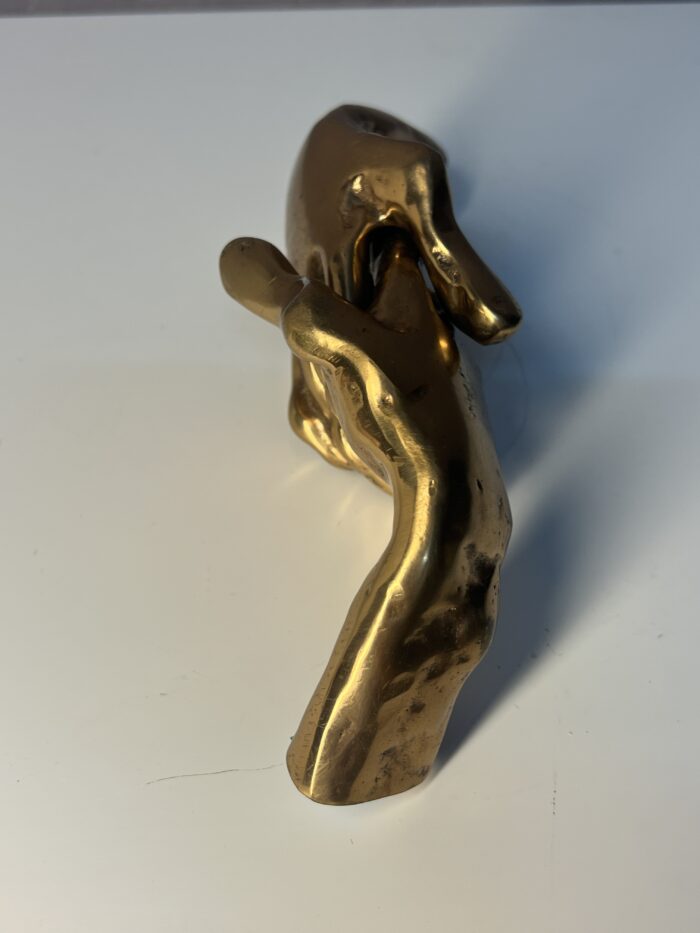 Poignée de main en bronze doré, signé de Yves Lohé, longueur 20.5 cm