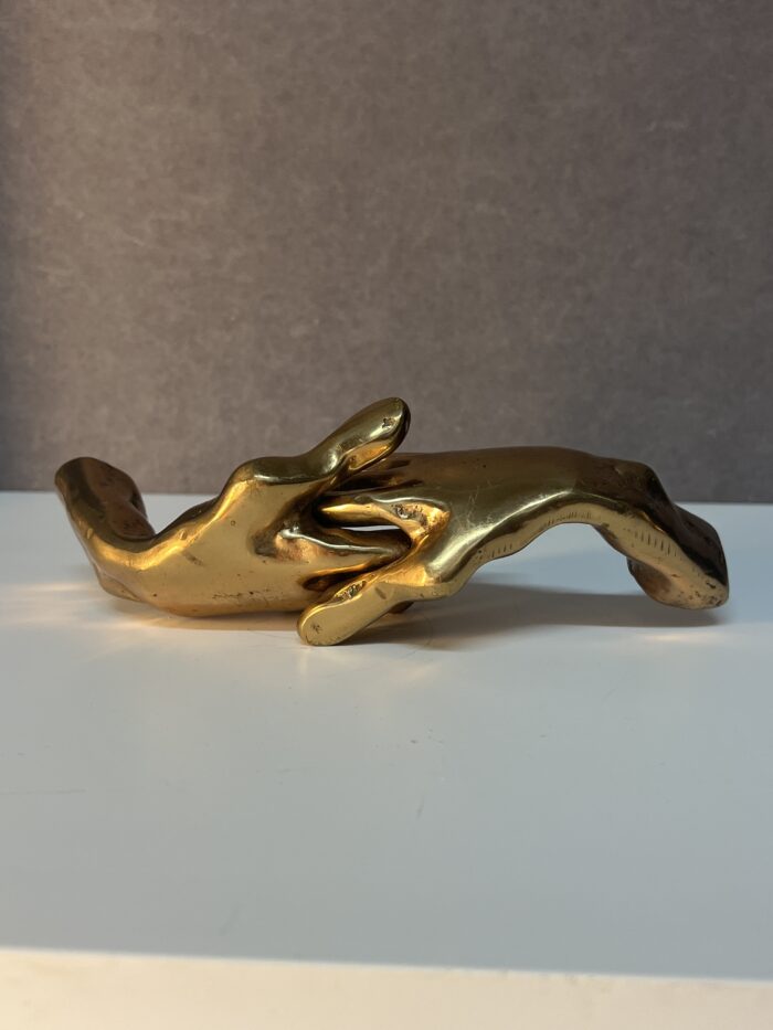 Poignée de main en bronze doré, signé de Yves Lohé, longueur 20.5 cm