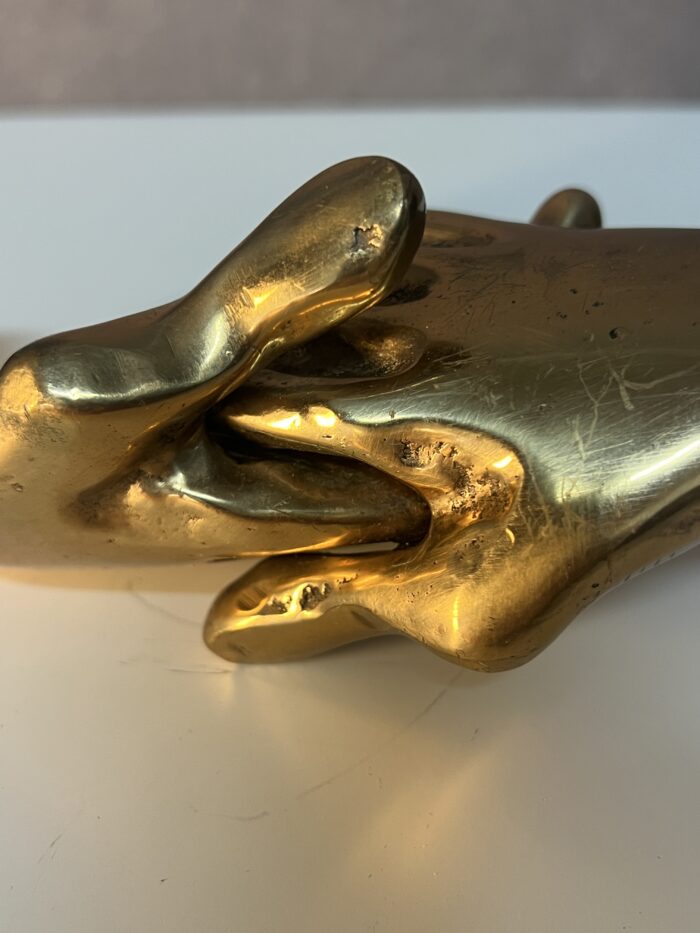 Poignée de main en bronze doré, signé de Yves Lohé, longueur 20.5 cm