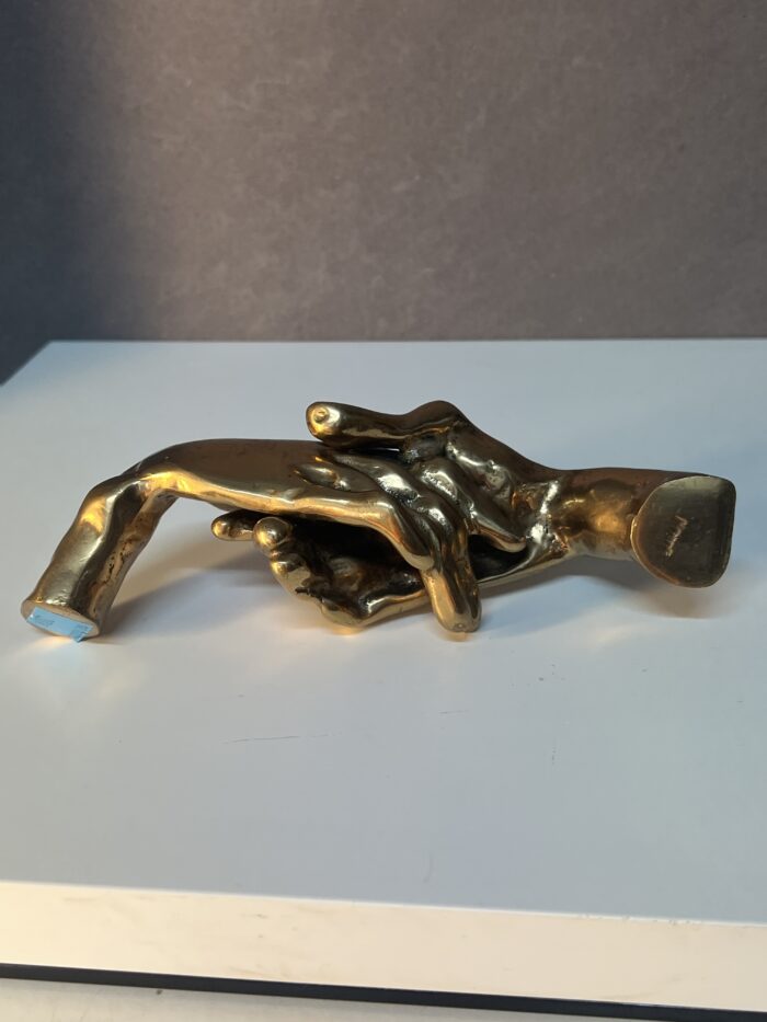 Poignée de main en bronze doré, signé de Yves Lohé, longueur 20.5 cm