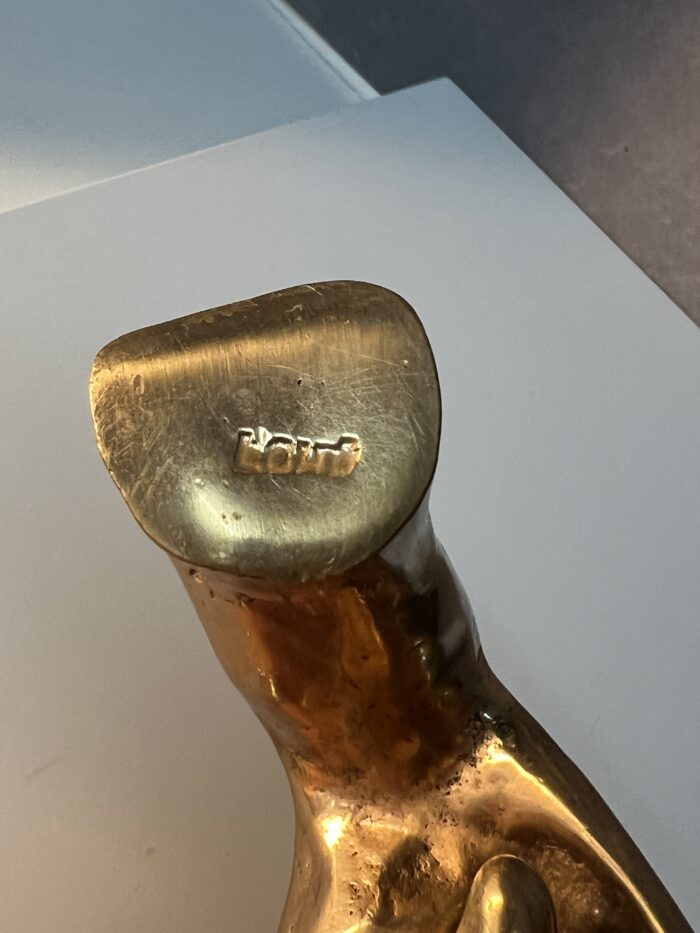 Poignée de main en bronze doré, signé de Yves Lohé, longueur 20.5 cm