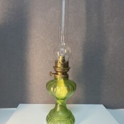 Lampe à pétrole ancienne en ouraline, début XXe siècle, couleur verte