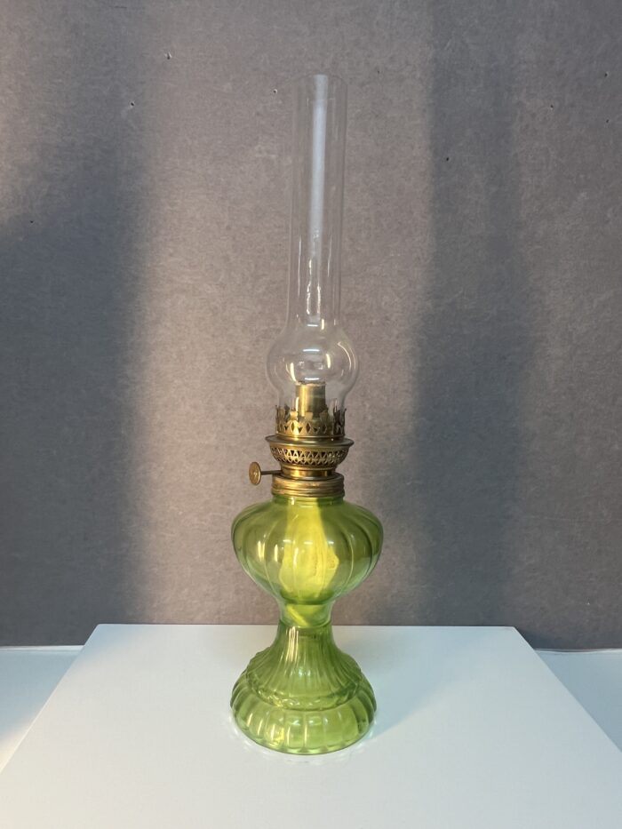 Lampe à pétrole ancienne en ouraline, début XXe siècle, couleur verte