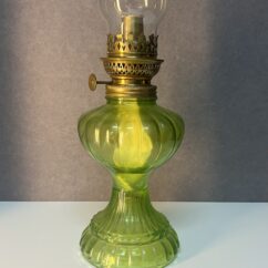 Lampe à pétrole ancienne en ouraline, début XXe siècle, couleur verte