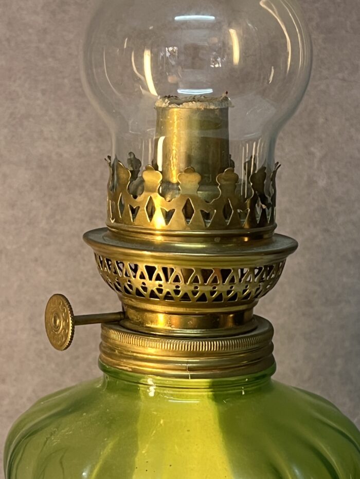 Lampe à pétrole ancienne en ouraline, début XXe siècle, couleur verte