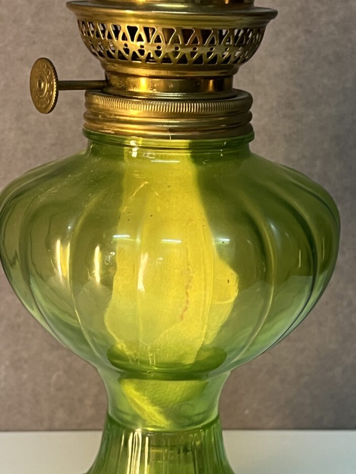 Lampe à pétrole ancienne en ouraline, début XXe siècle, couleur verte