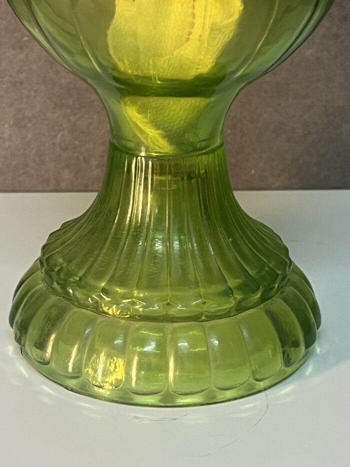 Lampe à pétrole ancienne en ouraline, début XXe siècle, couleur verte