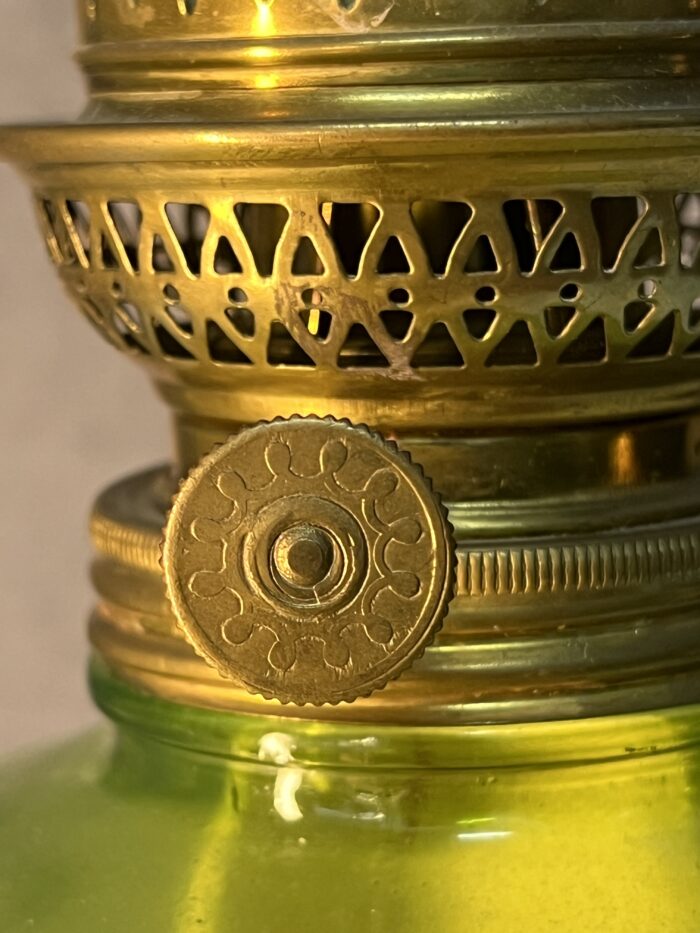 Lampe à pétrole ancienne en ouraline, début XXe siècle, couleur verte