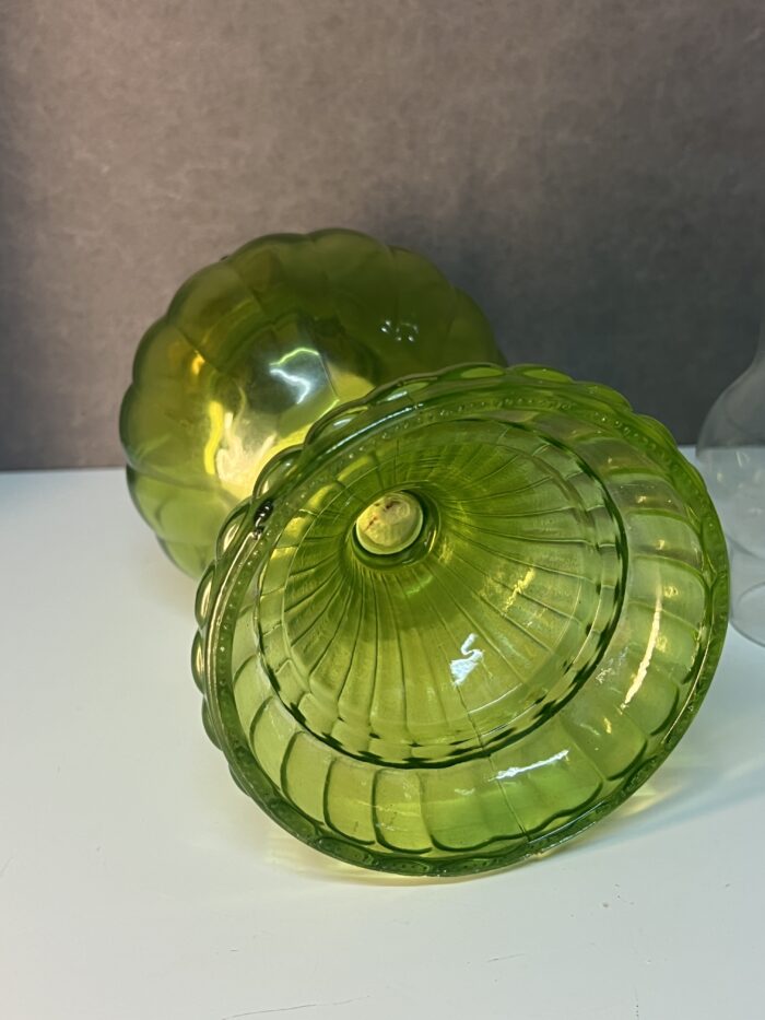 Lampe à pétrole ancienne en ouraline, début XXe siècle, couleur verte