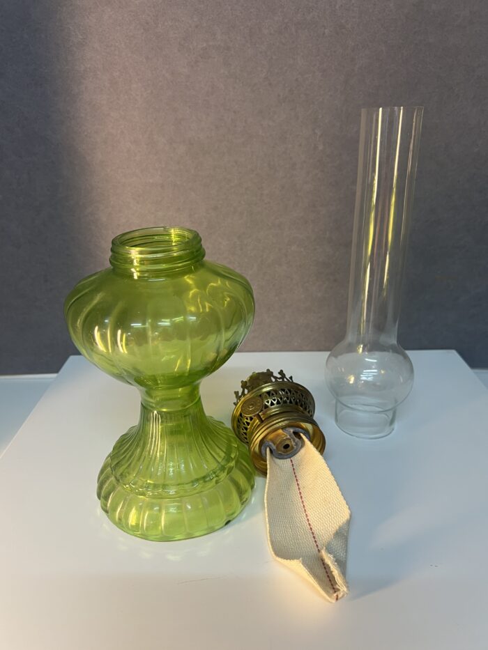 Lampe à pétrole ancienne en ouraline, début XXe siècle, couleur verte