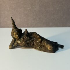 Statuette d'Asie, déesse allongée en bronze massif sculpté, époque XXe siècle