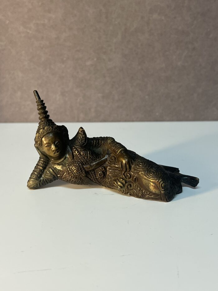 Statuette d'Asie, déesse allongée en bronze massif sculpté, époque XXe siècle