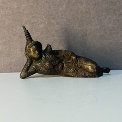 Statuette d'Asie, déesse allongée en bronze massif sculpté, époque XXe siècle