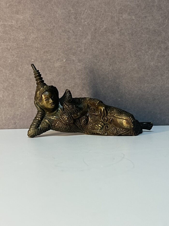 Statuette d'Asie, déesse allongée en bronze massif sculpté, époque XXe siècle