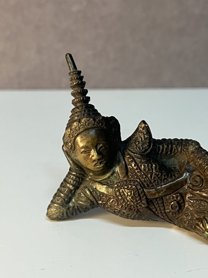 Statuette d'Asie, déesse allongée en bronze massif sculpté, époque XXe siècle