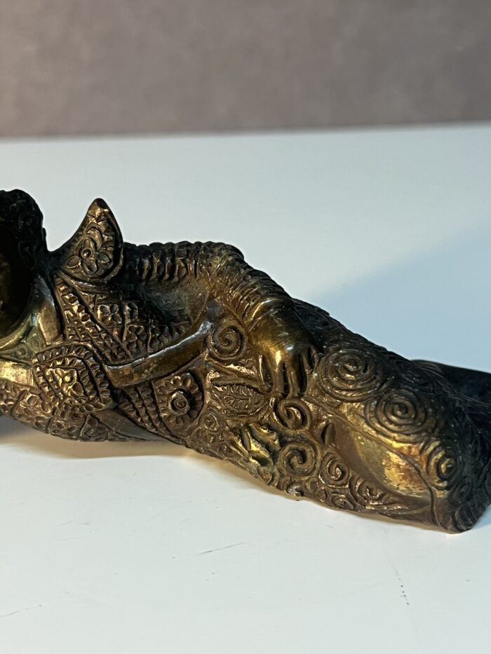 Statuette d'Asie, déesse allongée en bronze massif sculpté, époque XXe siècle