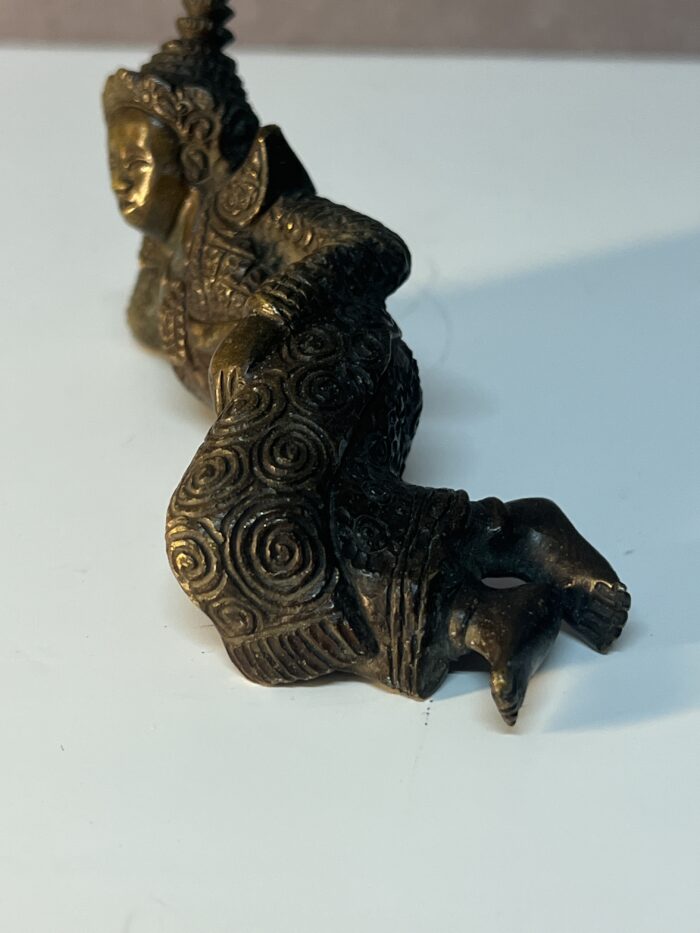 Statuette d'Asie, déesse allongée en bronze massif sculpté, époque XXe siècle