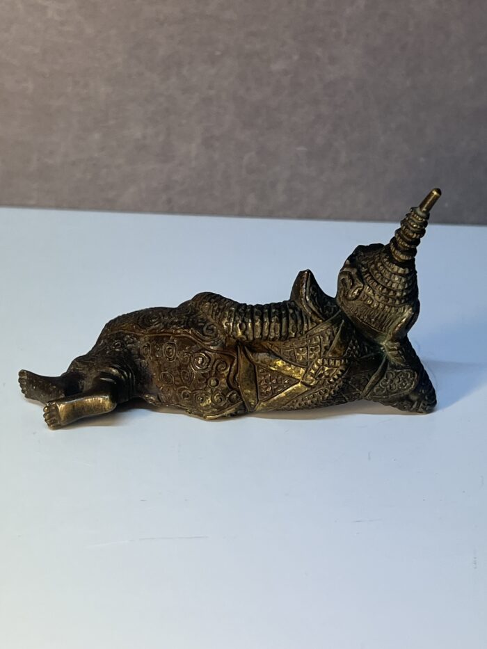 Statuette d'Asie, déesse allongée en bronze massif sculpté, époque XXe siècle