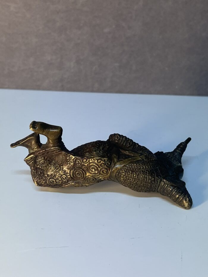 Statuette d'Asie, déesse allongée en bronze massif sculpté, époque XXe siècle