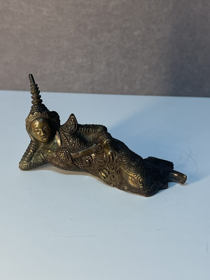 Statuette d'Asie, déesse allongée en bronze massif sculpté, époque XXe siècle