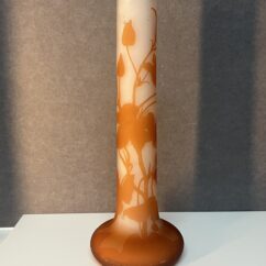 Vase Gallé de forme soliflore en verre doublé et dégagé à l'acide, début du XXe siècle
