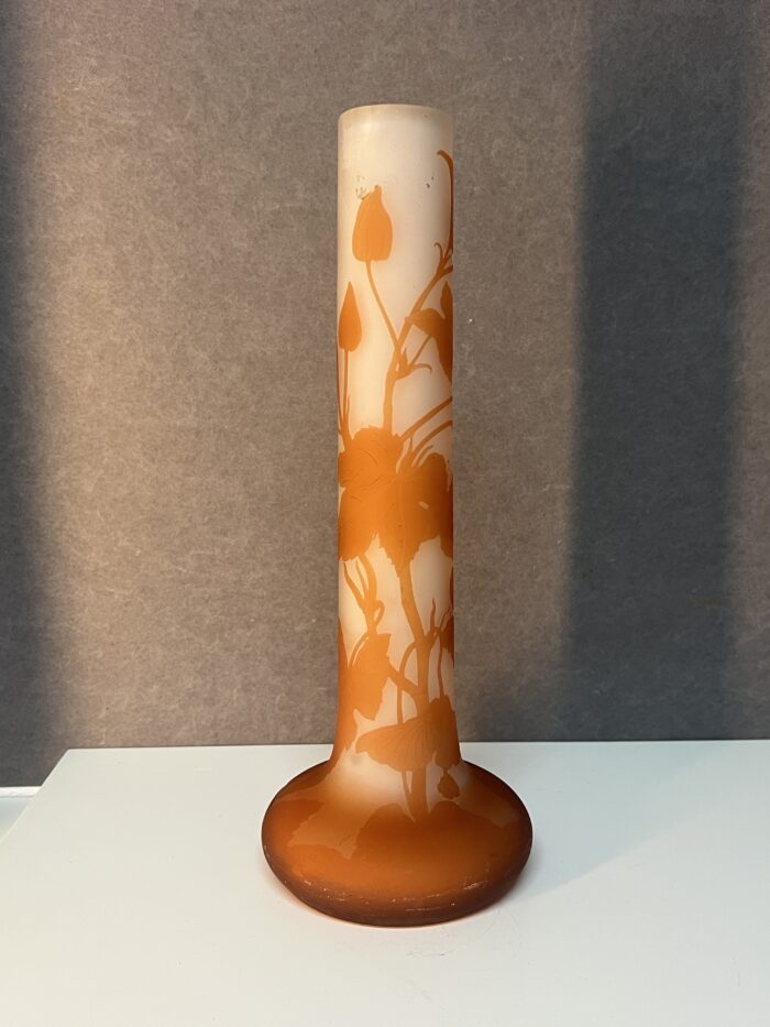 Vase Gallé de forme soliflore en verre doublé et dégagé à l'acide, début du XXe siècle