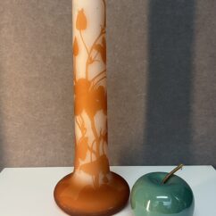 Vase Gallé de forme soliflore en verre doublé et dégagé à l'acide, début du XXe siècle