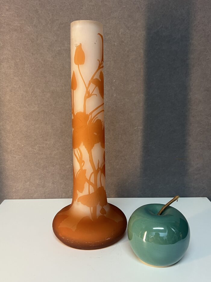 Vase Gallé de forme soliflore en verre doublé et dégagé à l'acide, début du XXe siècle