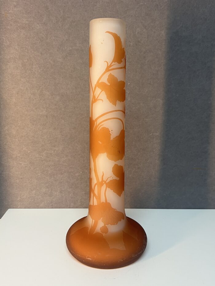 Vase Gallé de forme soliflore en verre doublé et dégagé à l'acide, début du XXe siècle – Image 3