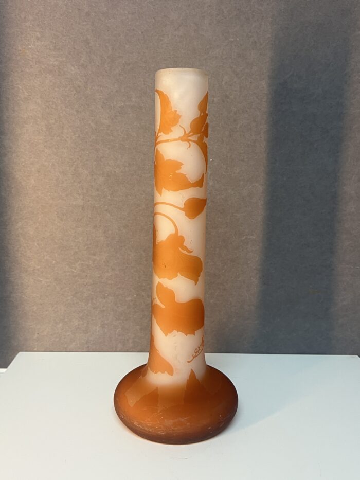 Vase Gallé de forme soliflore en verre doublé et dégagé à l'acide, début du XXe siècle