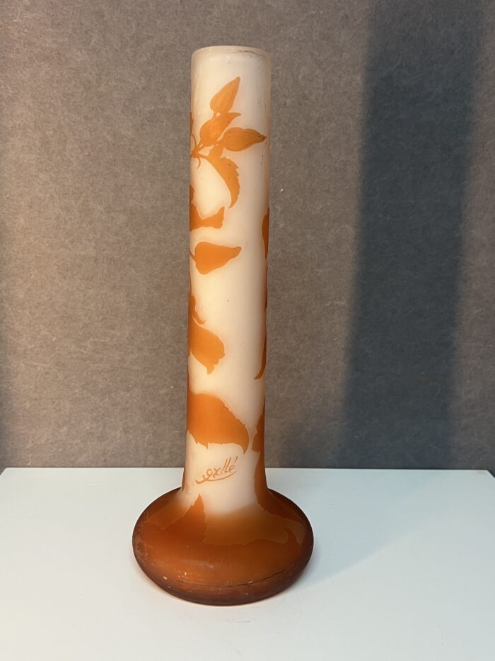 Vase Gallé de forme soliflore en verre doublé et dégagé à l'acide, début du XXe siècle