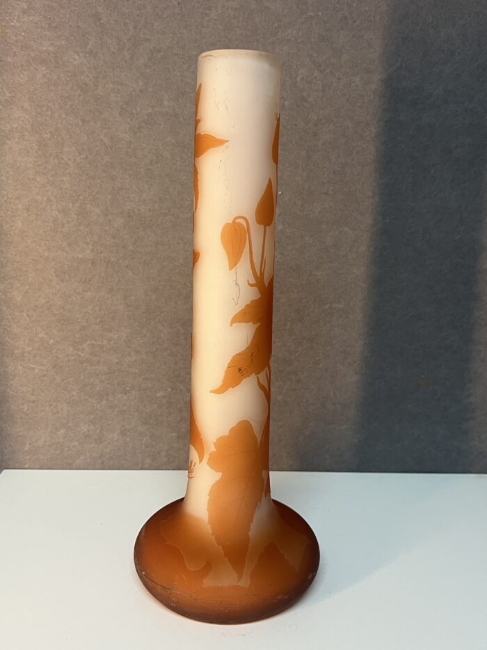 Vase Gallé de forme soliflore en verre doublé et dégagé à l'acide, début du XXe siècle