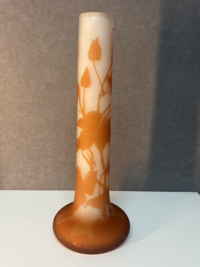 Vase Gallé de forme soliflore en verre doublé et dégagé à l'acide, début du XXe siècle