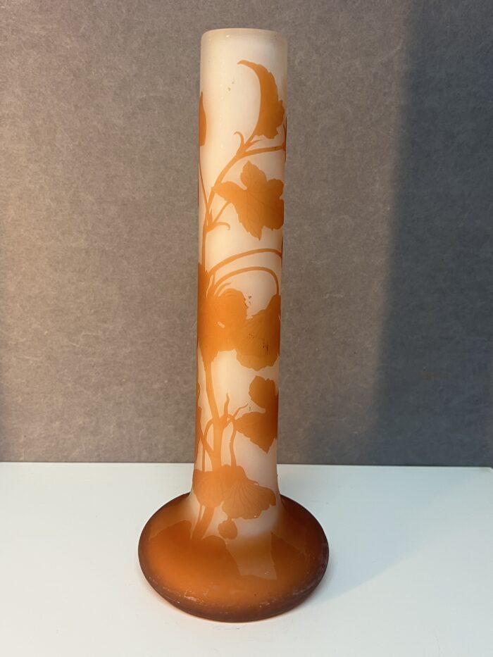 Vase Gallé de forme soliflore en verre doublé et dégagé à l'acide, début du XXe siècle