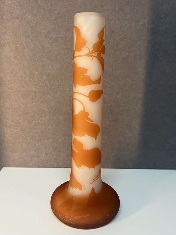 Vase Gallé de forme soliflore en verre doublé et dégagé à l'acide, début du XXe siècle