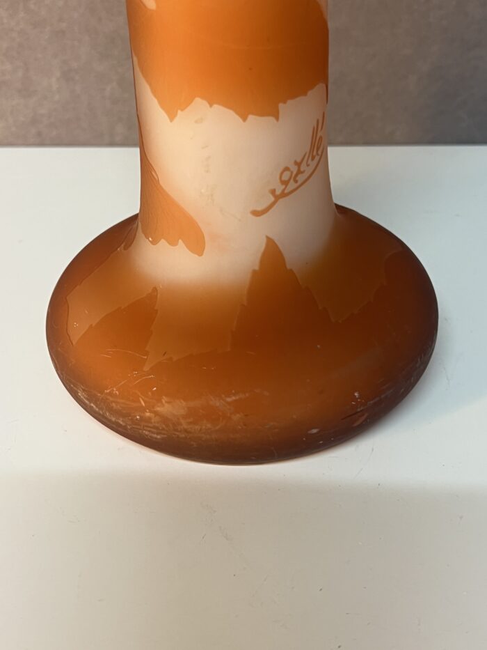 Vase Gallé de forme soliflore en verre doublé et dégagé à l'acide, début du XXe siècle
