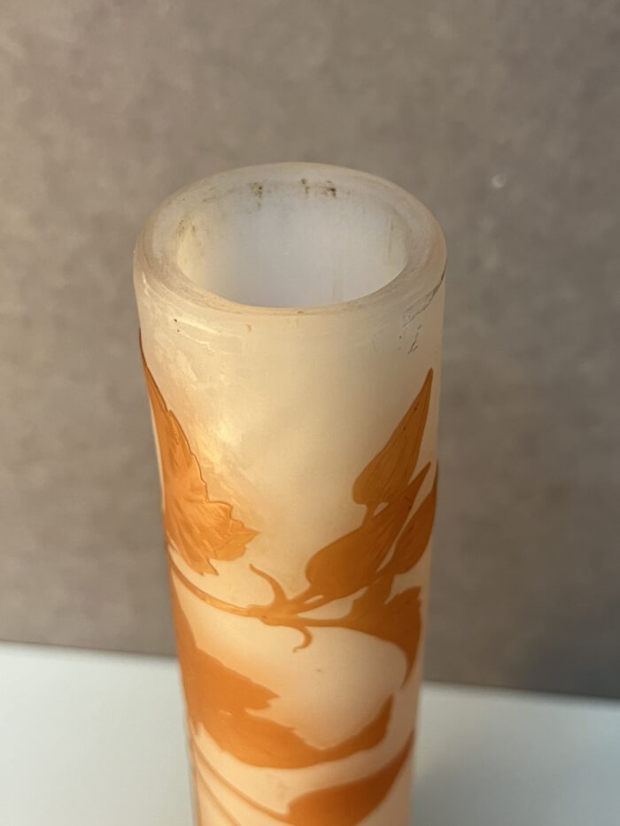 Vase Gallé de forme soliflore en verre doublé et dégagé à l'acide, début du XXe siècle