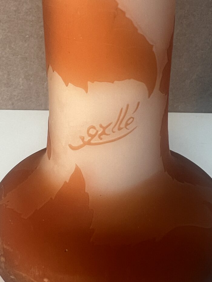Vase Gallé de forme soliflore en verre doublé et dégagé à l'acide, début du XXe siècle