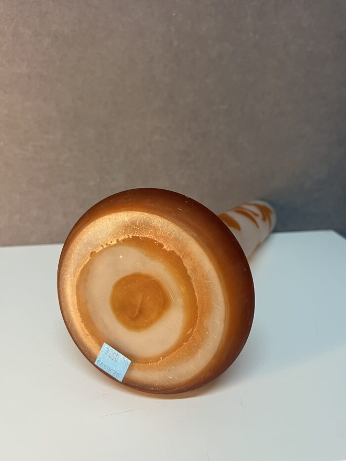 Vase Gallé de forme soliflore en verre doublé et dégagé à l'acide, début du XXe siècle