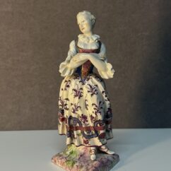Très belle et ancienne statuette en porcelaine de la manufacture de Meissen XVIIIe siècle