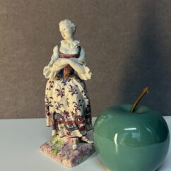 Très belle et ancienne statuette en porcelaine de la manufacture de Meissen XVIIIe siècle